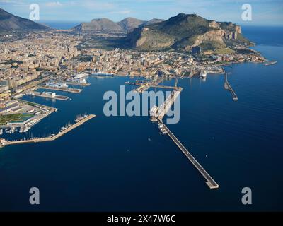 VUE AÉRIENNE. Le port de Palerme avec les terminaux de ferry. Province de Palerme, Sicile, Italie. Banque D'Images