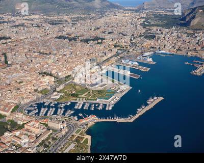 VUE AÉRIENNE. Le port de Palerme avec les terminaux de ferry. Province de Palerme, Sicile, Italie. Banque D'Images