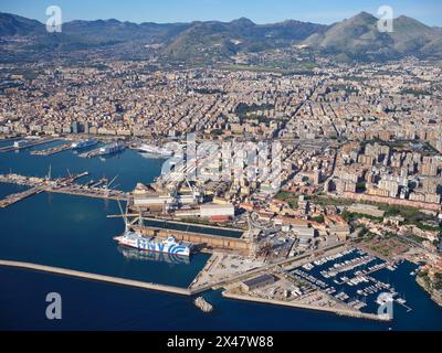 VUE AÉRIENNE. Le port de Palerme avec les terminaux de ferry. Province de Palerme, Sicile, Italie. Banque D'Images