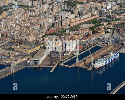 VUE AÉRIENNE. Le port de Palerme avec le chantier naval et le quai de gravage de Fincantieri. Province de Palerme, Sicile, Italie. Banque D'Images