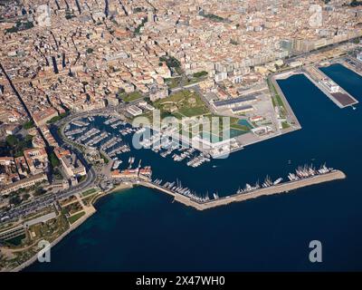 VUE AÉRIENNE. Marina la Cala, le port historique de Palerme. Province de Palerme, Sicile, Italie. Banque D'Images