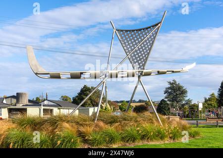 « Waka en acier inoxydable », Campbell Street, Owaka, Catlins Coast, Otago, nouvelle-Zélande Banque D'Images