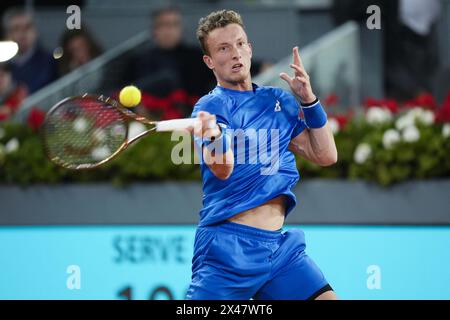 Jiri Lehecka de la République tchèque en action contre Rafael Nadal de l'Espagne lors du Mutua Madrid Open 2024, ATP Masters 1000 et WTA 1000, tournoi de tennis le 30 avril 2024 au Caja Magica de Madrid, Espagne Banque D'Images