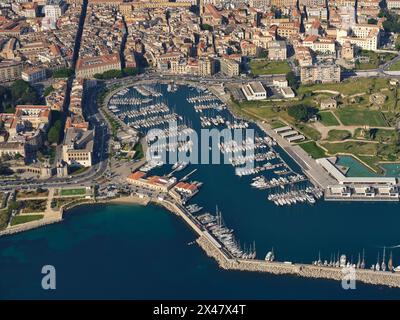 VUE AÉRIENNE. Marina la Cala, le port historique de Palerme. Province de Palerme, Sicile, Italie. Banque D'Images