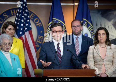 Le Président de la Chambre des représentants des États-Unis Mike Johnson (Républicain de Louisiane) prononce un discours sur l’antisémitisme sur les campus universitaires lors d’une conférence de presse au Capitole des États-Unis à Washington, DC, États-Unis, mardi 30 avril, 2024. à la suite de sa visite à l'Université Columbia, le Président de la Chambre des représentants Mike Johnson a annoncé qu'il sévissait contre l'antisémitisme sur les campus universitaires. Il note que l'antisémitisme est un «virus» et blâme l'administration Biden et les présidents d'université pour la propagation de la haine. Photo de Rod Lamkey/CNP/ABACAPRESS. COM/CNP Banque D'Images