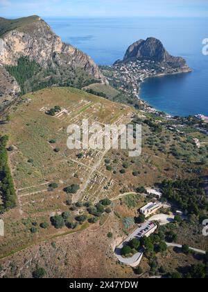 VUE AÉRIENNE. Le site archéologique de Solunto avec le promontoire rocheux de Capo Zafferano au loin. Province de Palerme, Sicile, Italie. Banque D'Images