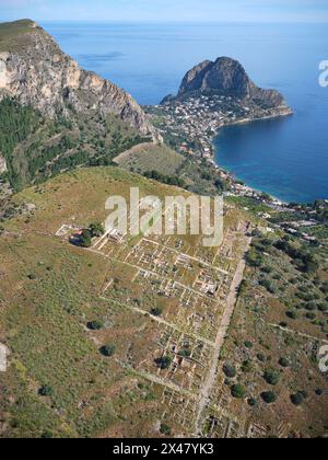 VUE AÉRIENNE. Le site archéologique de Solunto avec le promontoire rocheux de Capo Zafferano au loin. Province de Palerme, Sicile, Italie. Banque D'Images