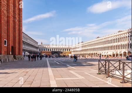 Place Saint Marc et ses touristes et vendeurs de rue à Venise en Vénétie, Italie Banque D'Images