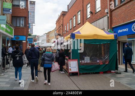 Maidenhead, Royaume-Uni. 26 avril 2024. Les clients sortent et se déplacent le jour du marché à Maidenhead, Berkshire. Crédit : Maureen McLean/Alamy Banque D'Images