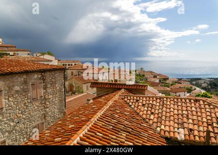 Vue sur les maisons et les toits à la tempête de pluie dans la mer Ionienne, village de Dhermi, Albanie Banque D'Images