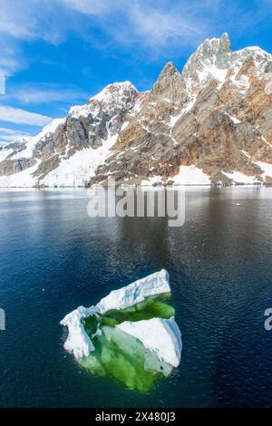 Passage français, Antarctique. Bel iceberg dans les eaux du passage français. Banque D'Images