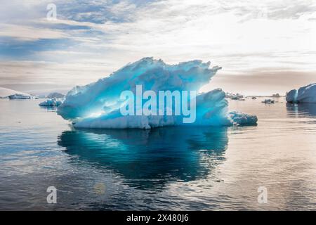 Passage français, Antarctique. Bel iceberg dans les eaux du passage français. Banque D'Images