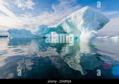 Passage français, Antarctique. Bel iceberg dans les eaux du passage français. Banque D'Images