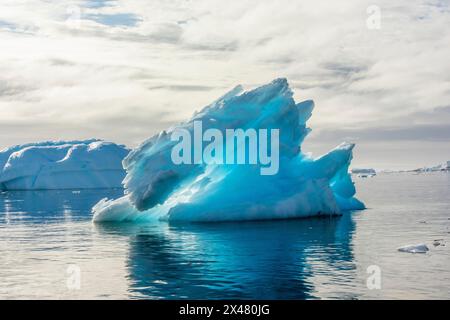 Passage français, Antarctique. Bel iceberg dans les eaux du passage français. Banque D'Images