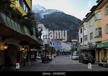 Landeck ist eine Stadt mit 7579 Einwohnern - Stand 1. Januar 2023 - im Oberinntal in Tirol. Landeck ist die Bezirkshauptstadt des Bezirks Landeck, der tourismusintensivsten Region in Österreich *** Landeck est une ville de 7579 habitants au 1er janvier 2023 dans la haute vallée de l'Inn au Tyrol Landeck est la capitale du district de Landeck, la région la plus touristique d'Autriche Banque D'Images