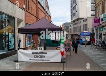 Maidenhead, Royaume-Uni. 26 avril 2024. Les clients sortent et se déplacent le jour du marché à Maidenhead, Berkshire. Crédit : Maureen McLean/Alamy Banque D'Images