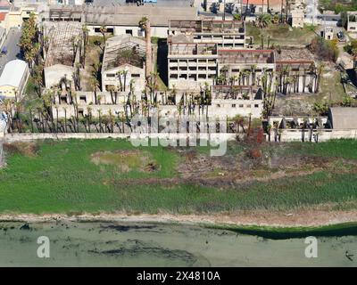 VUE AÉRIENNE. Bâtiments abandonnés sur le front de mer dans la ville de Syracuse. Province de Syracuse, Sicile, Italie. Banque D'Images