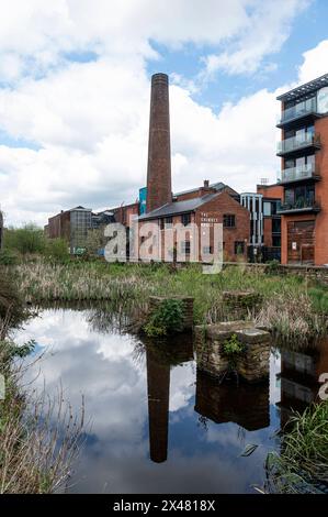 Sheffield Yorkshire Angleterre Royaume-Uni Kelham Island Museum. Cheminée reflétée dans la rivière. Banque D'Images