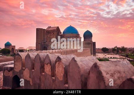 Extérieur du mausolée de Khoja Ahmed Yasavi dans la ville du Turkestan ancien bâtiment et mur de la ville au sud du Kazakhstan Banque D'Images