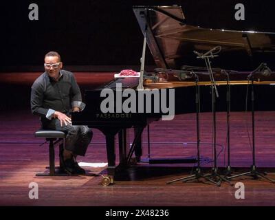 Teatro Ristori, Vérone, Italie, 30 avril 2024, Gonzalo Rubalcaba se produit sur scène lors de sa performance live « Solo » au Teatro Ristori pour Internatio Banque D'Images