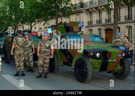 Paris, France, événements publics, Bastille Day Celebration 14 juillet Défilé militaire, sur les Champs-Élysées. La préparation à l'armée française pour réservoir de parade. Banque D'Images