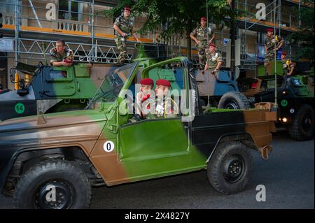 Paris, France, manifestations publiques, célébration de la Bastille du 14 juillet Parade militaire, sur les champs-Elysées. Homme de l'armée française préparant des chars, Banque D'Images