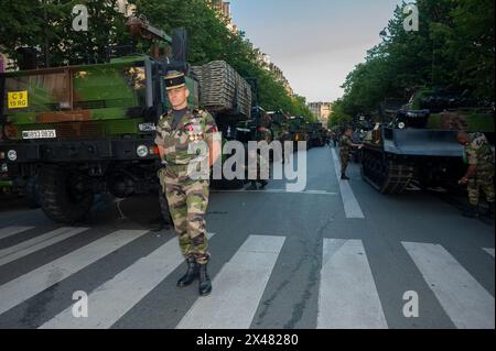 Paris, France, événements publics, Bastille Day Celebration 14 juillet Défilé militaire, sur les Champs-Élysées. La préparation à l'armée française pour réservoir de parade. Banque D'Images