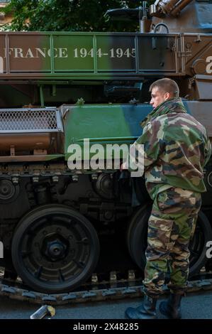 Paris, France, événements publics, Bastille Day Celebration 14 juillet Défilé militaire, sur les Champs-Élysées. La préparation à l'armée française pour réservoir de parade. Banque D'Images