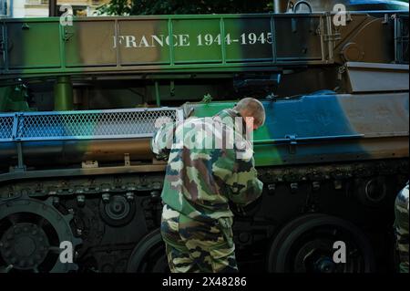 Paris, France, événements publics, Bastille Day Celebration 14 juillet Défilé militaire, sur les Champs-Élysées. La préparation à l'armée française pour réservoir de parade. Banque D'Images