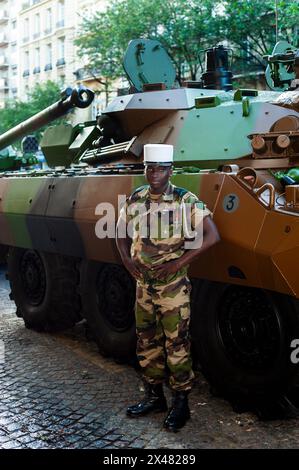 Paris, France, événements publics, Bastille Day Celebration 14 juillet Défilé militaire, sur les Champs-Élysées. La préparation à l'armée française pour réservoir de parade. Banque D'Images