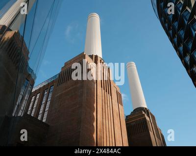 La façade et les cheminées de la centrale électrique de Battersea réaménagées, Nine Elms, Battersea, Londres Angleterre, Royaume-Uni Banque D'Images