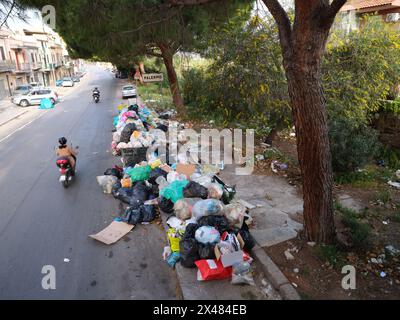 VUE AÉRIENNE depuis un mât de 6m. Accumulation de déchets à l'entrée est de Palerme. Province de Palerme, Sicile, Italie. Banque D'Images