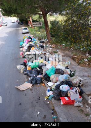 VUE AÉRIENNE depuis un mât de 6m. Accumulation de déchets à l'entrée est de Palerme. Province de Palerme, Sicile, Italie. Banque D'Images