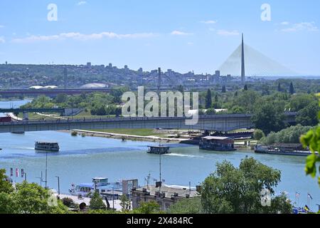 Belgrade. 28 avril 2024. Cette photo prise le 28 avril 2024 montre une vue de la ville de Belgrade, Serbie. La Serbie, une nation située dans la péninsule des Balkans, est traversée par de nombreux fleuves comme le Danube, la Save, la Morava et la Tisa. Sa capitale Belgrade se trouve au confluent du Danube et de la Save. Crédit : Ren Pengfei/Xinhua/Alamy Live News Banque D'Images