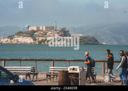 Île d'Alcatraz vue depuis le front de mer de San Francisco, les touristes apprécient la vue. Banque D'Images