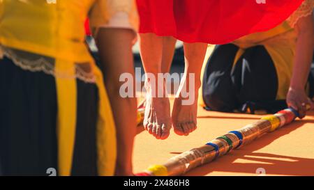 Saut des pieds exécutant Tinikling, probablement la danse folklorique la plus populaire aux Philippines. Banque D'Images