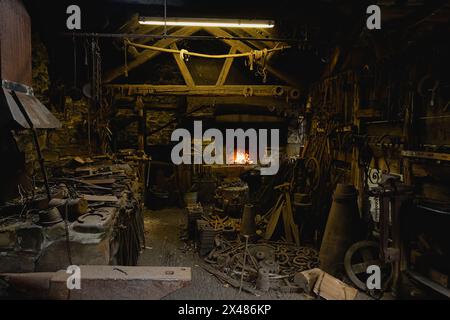 À l'intérieur d'un Smithy en activité dans le parc de St Fagans, Musée national du pays de Galles Banque D'Images