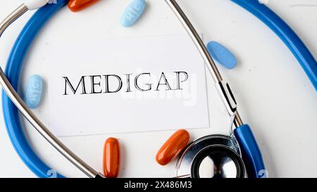 Concept médical. MEDIGAP sur la carte sur fond blanc. Photo conceptuelle Banque D'Images
