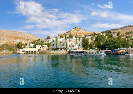 Mosquée partiellement submergée d'Eski Halfeti en raison de la construction du barrage de Birecik sur l'Euphrate, Old Halfeti, Turquie Banque D'Images