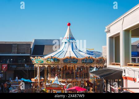 Carrousel emblématique avec des motifs ornés à Pier 39, San Francisco Banque D'Images