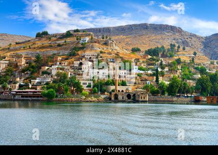 Mosquée partiellement submergée d'Eski Halfeti en raison de la construction du barrage de Birecik sur l'Euphrate, Old Halfeti, Turquie Banque D'Images