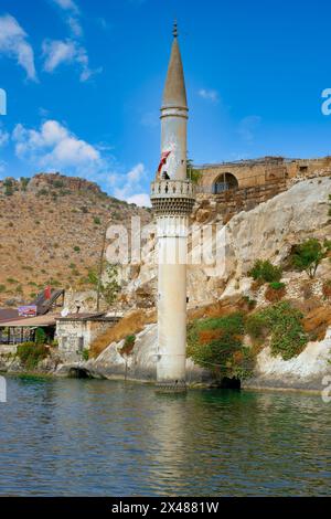 Maisons et mosquée d'Eski Savasan en raison de la construction du barrage de Birecik sur l'Euphrate, Halfeti, Turquie Banque D'Images