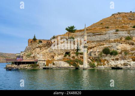 Maisons et mosquée d'Eski Savasan en raison de la construction du barrage de Birecik sur l'Euphrate, Halfeti, Turquie Banque D'Images