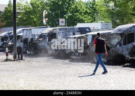 Berlin, Allemagne. 01 mai 2024. Plusieurs véhicules sont brûlés à Thyssenstraße, dans le quartier de Reinickendorf. À Berlin, de nombreux camions de livraison appartenant à une grande entreprise de vente par correspondance ont pris feu mercredi matin. Crédit : Jörg Carstensen/dpa/Alamy Live News Banque D'Images