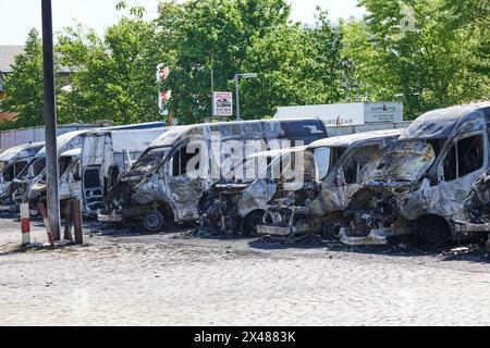 Berlin, Allemagne. 01 mai 2024. Plusieurs véhicules sont brûlés à Thyssenstraße, dans le quartier de Reinickendorf. À Berlin, de nombreux camions de livraison appartenant à une grande entreprise de vente par correspondance ont pris feu mercredi matin. Crédit : Jörg Carstensen/dpa/Alamy Live News Banque D'Images