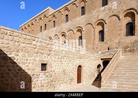 Monastère de Saint Ananias connu sous le nom de Deyrulzafaran ou monastère du safran, escaliers, Mardin, Turquie Banque D'Images