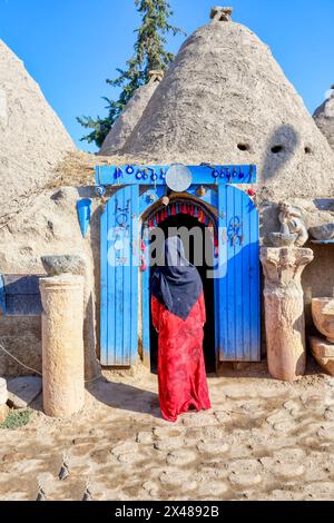 Femmes dans la cour, Harran, Turquie Banque D'Images