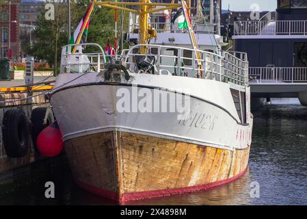 Oslo 20240430.L'ancien bateau de pêche Handala est amarré à Langkaia aux premières heures du 1er mai, avant de commencer son voyage vers Gaza cet après-midi. Le bateau visitera un certain nombre de ports européens en route vers Gaza. Le but est de briser le blocus et le patin sera offert en cadeau aux pêcheurs de Gaza comme contribution à la reconstruction de la flotte de pêche photo : Orn E. Borgen / NTB Banque D'Images