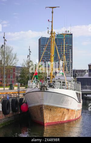 Oslo 20240430.L'ancien bateau de pêche Handala est amarré à Langkaia aux premières heures du 1er mai, avant de commencer son voyage vers Gaza cet après-midi. Le bateau visitera un certain nombre de ports européens en route vers Gaza. Le but est de briser le blocus et le patin sera offert en cadeau aux pêcheurs de Gaza comme contribution à la reconstruction de la flotte de pêche photo : Orn E. Borgen / NTB Banque D'Images