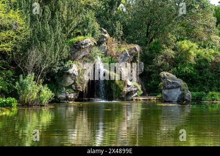 Cascade dans le Parc Bagatelle - Paris, France Banque D'Images